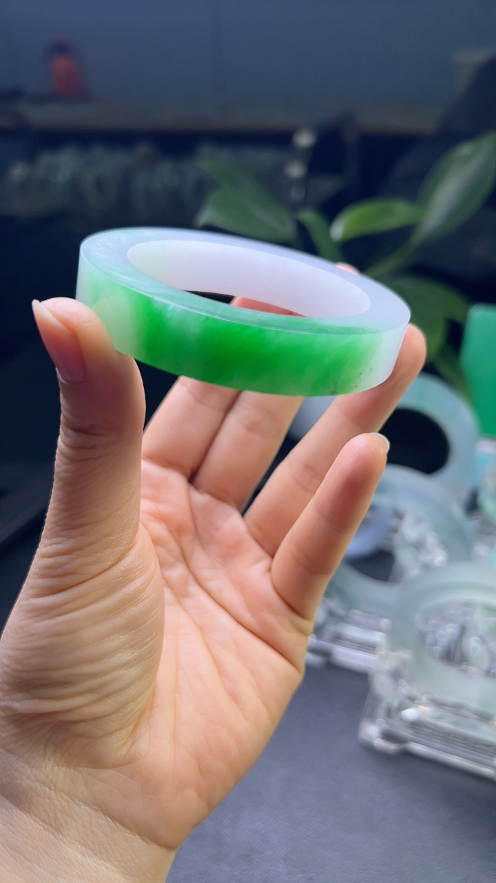 甄选高端翡翠精品手镯