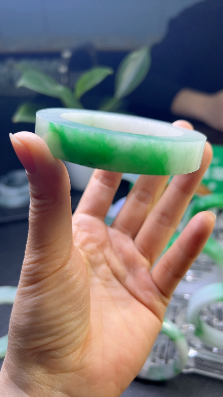 甄选高端翡翠精品手镯