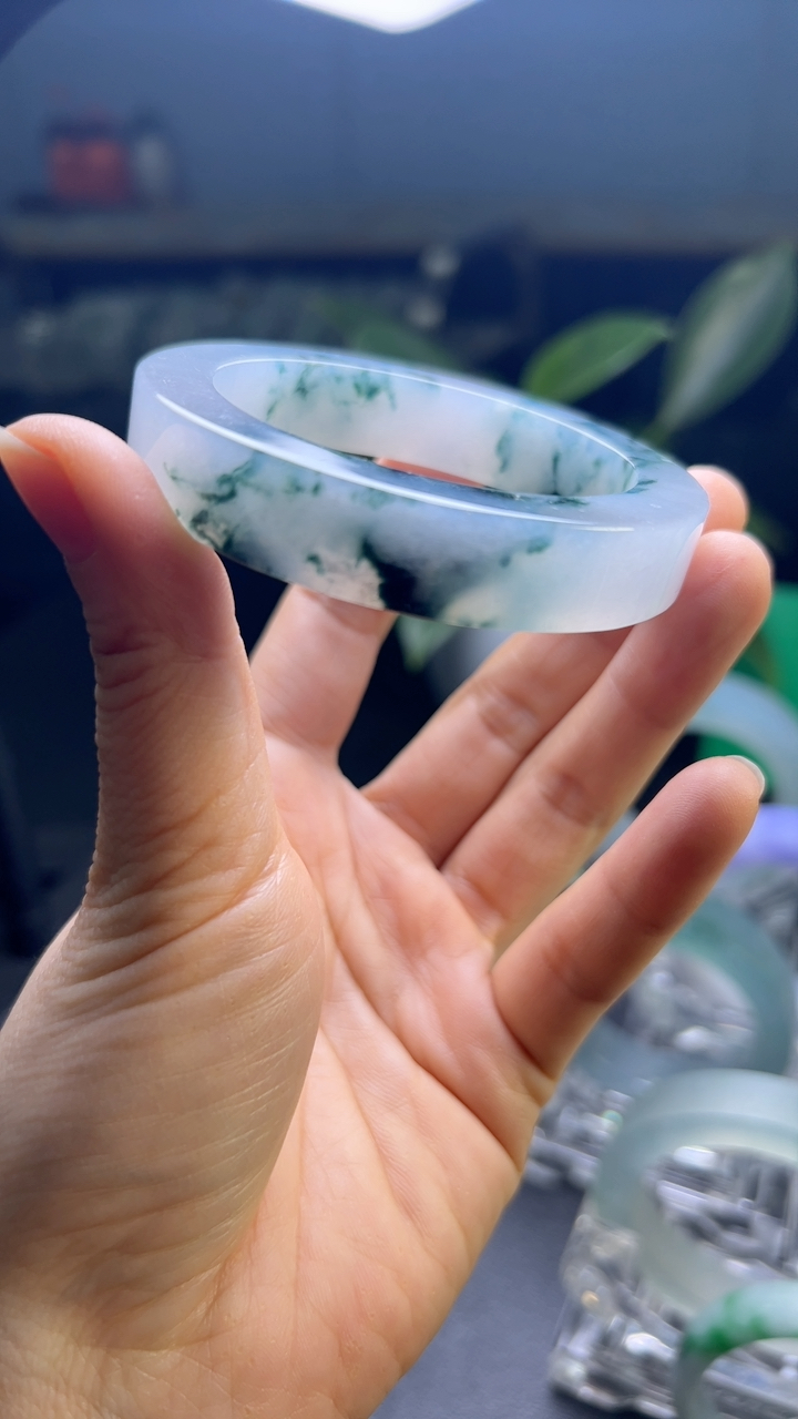 甄选高端翡翠精品手镯