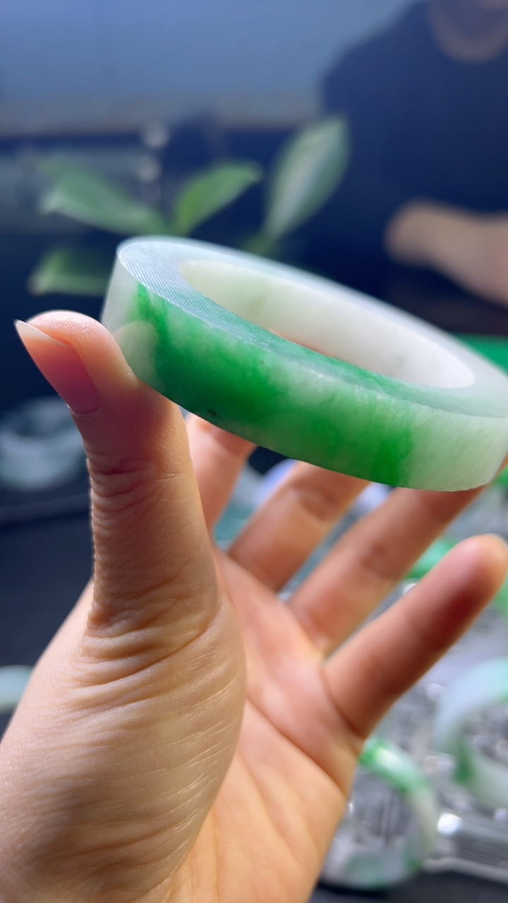 甄选高端翡翠精品手镯