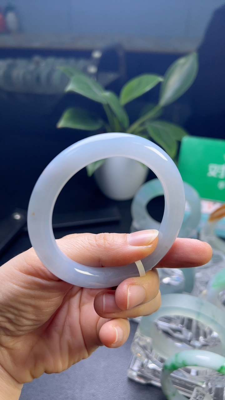 甄选高端翡翠精品手镯