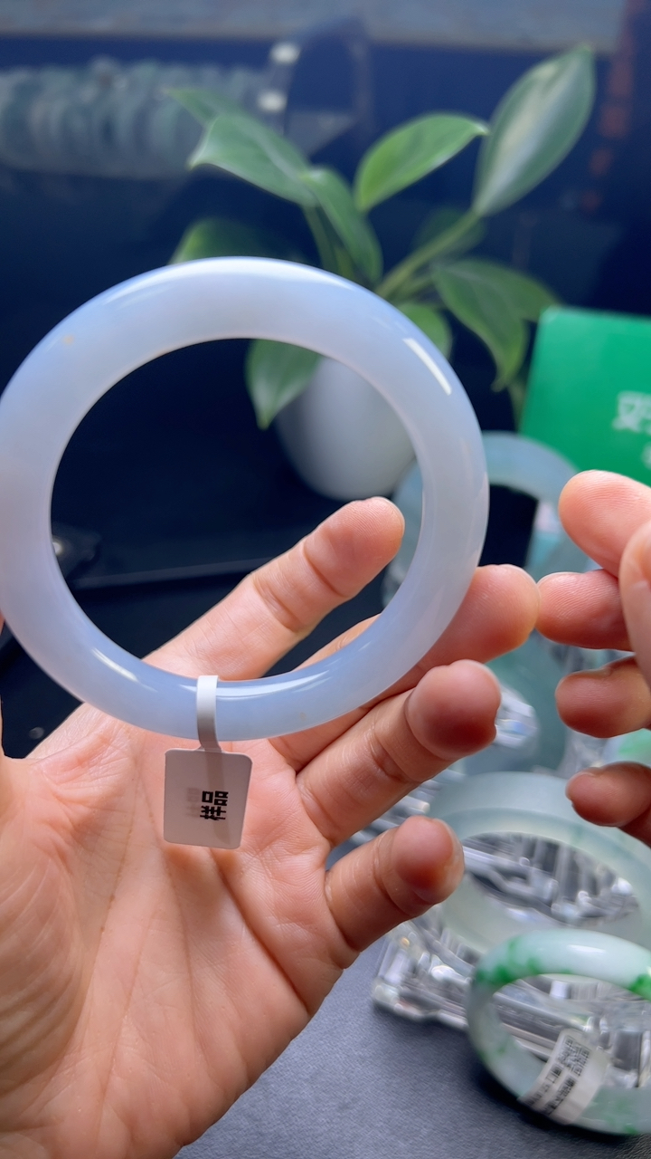 甄选高端翡翠精品手镯