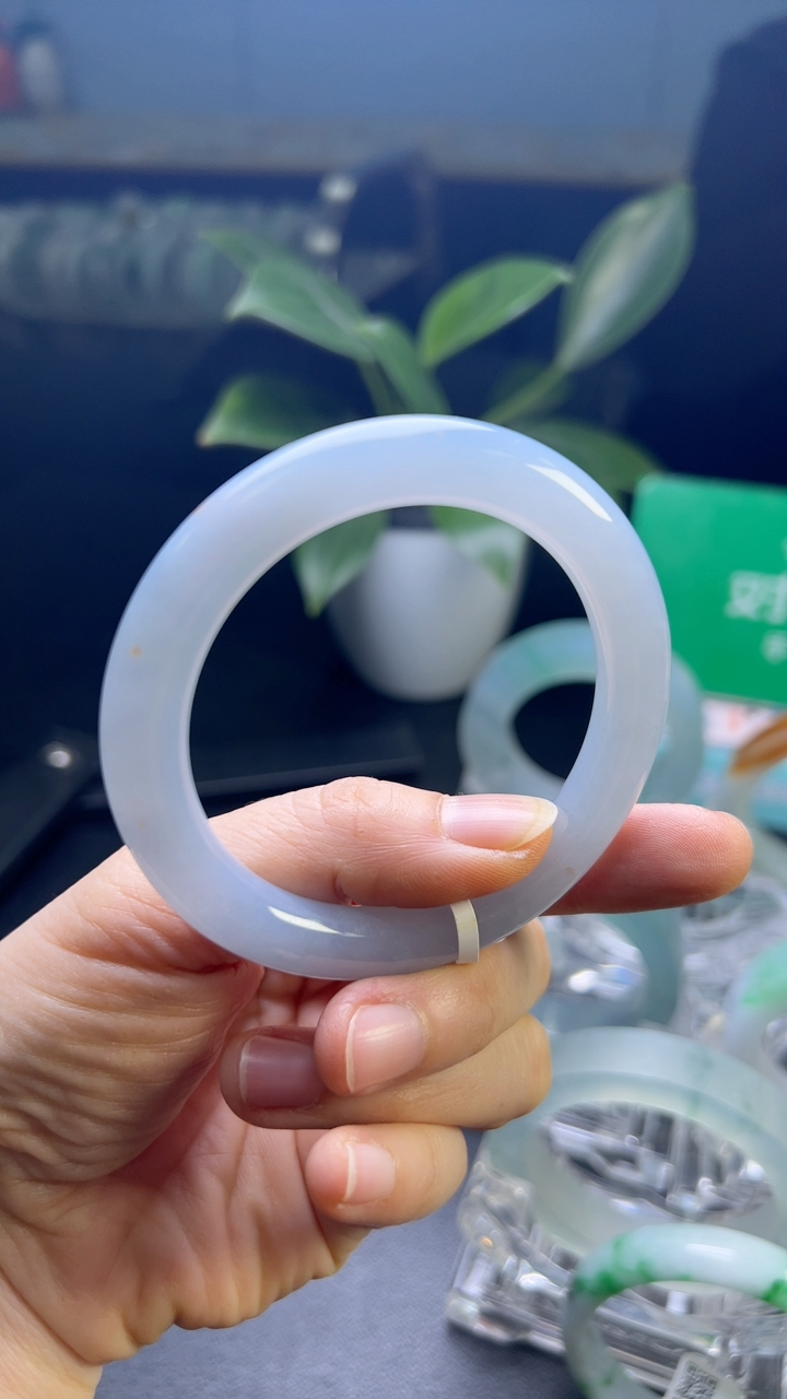 甄选高端翡翠精品手镯