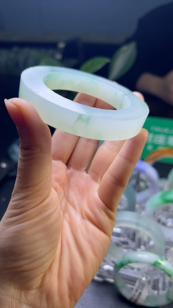 甄选高端翡翠精品手镯