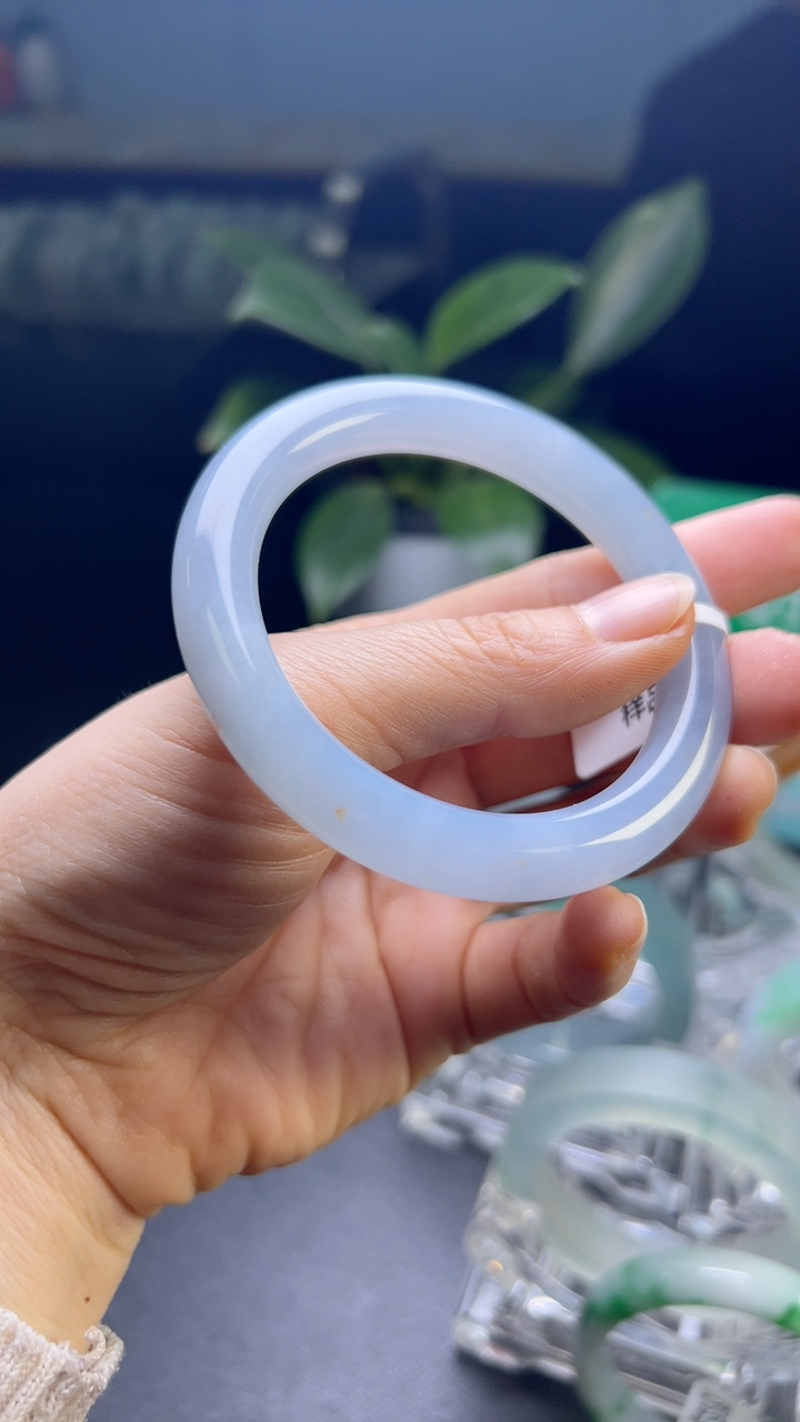 甄选高端翡翠精品手镯