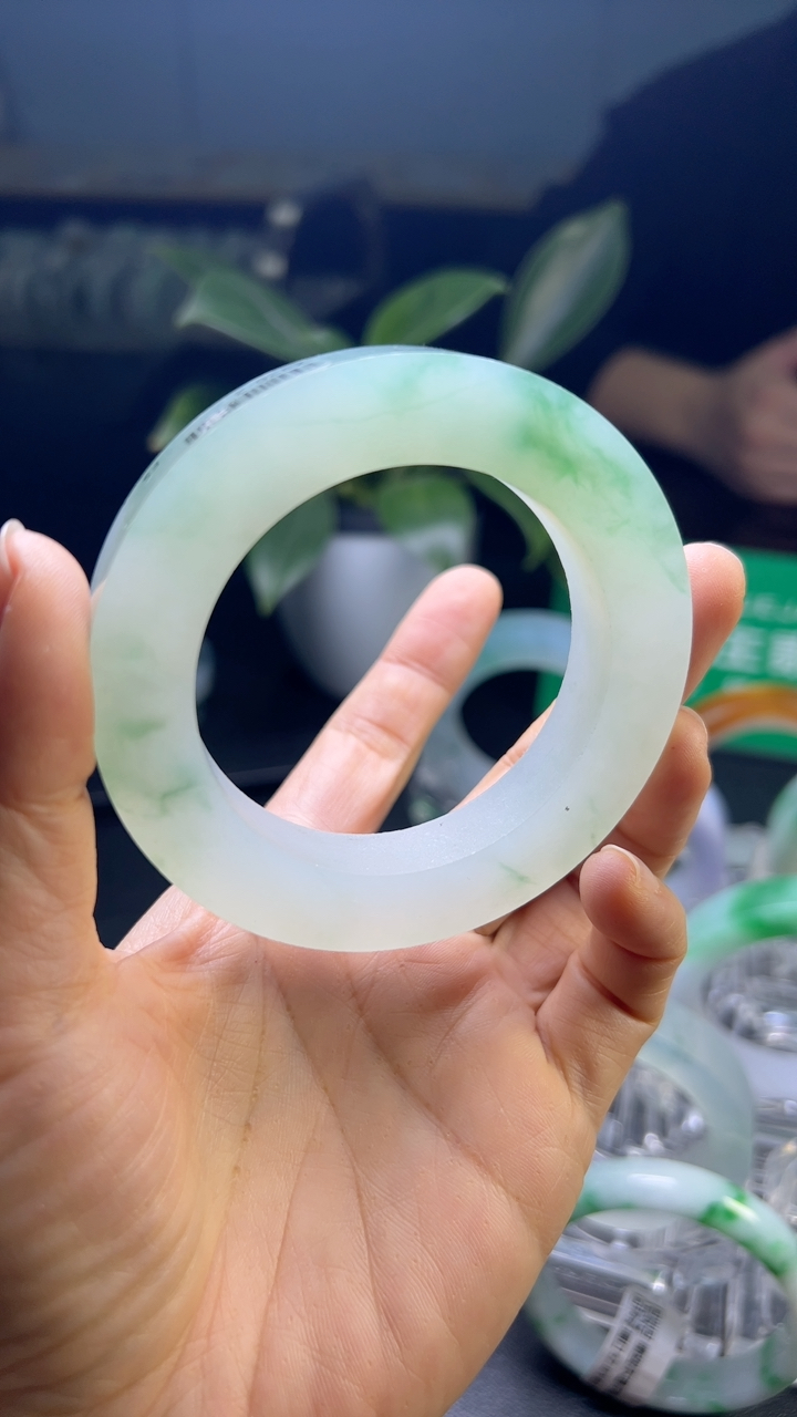 甄选高端翡翠精品手镯