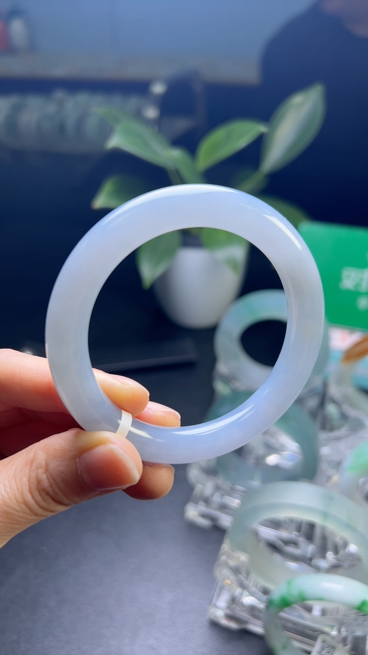 甄选高端翡翠精品手镯