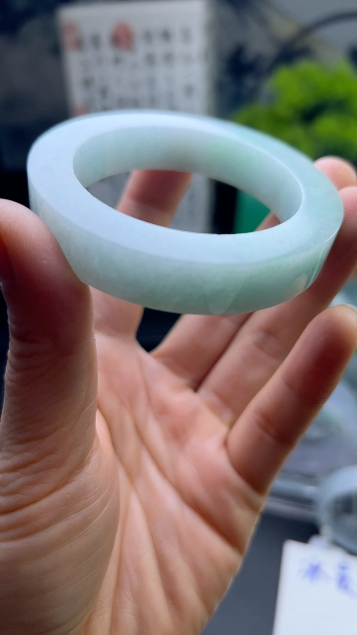 甄选高端翡翠精品手镯