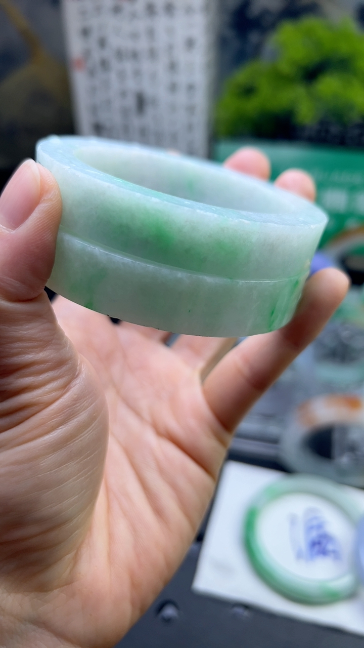 甄选高端翡翠精品手镯