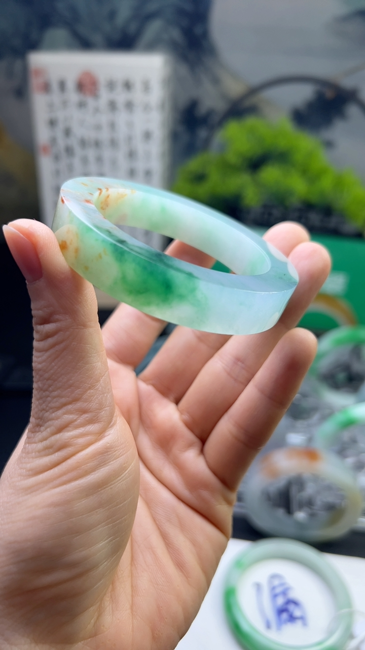 甄选高端翡翠精品手镯