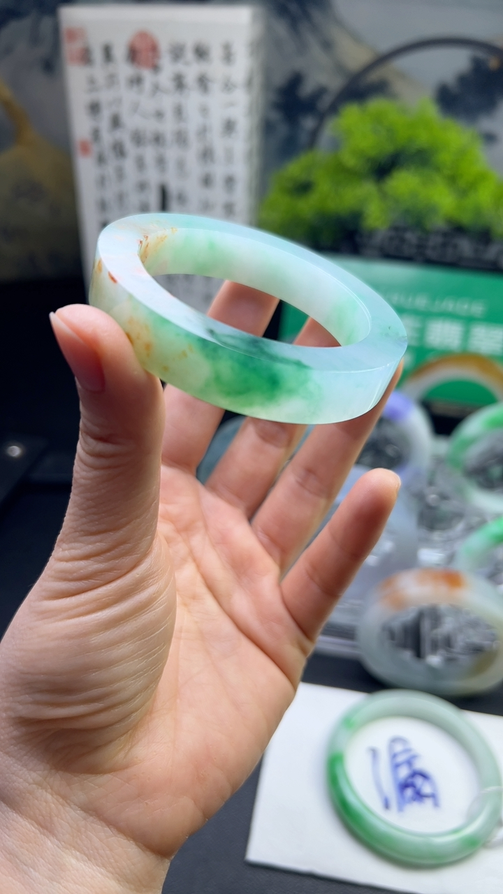 甄选高端翡翠精品手镯