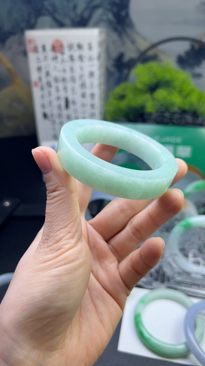 甄选高端翡翠精品手镯