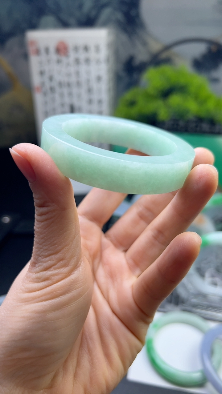 甄选高端翡翠精品手镯