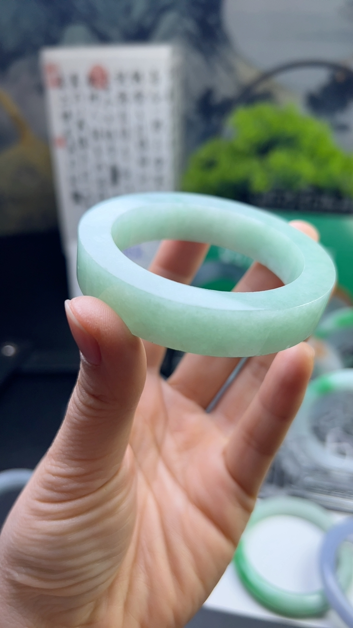 甄选高端翡翠精品手镯