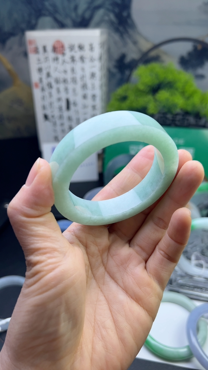 甄选高端翡翠精品手镯