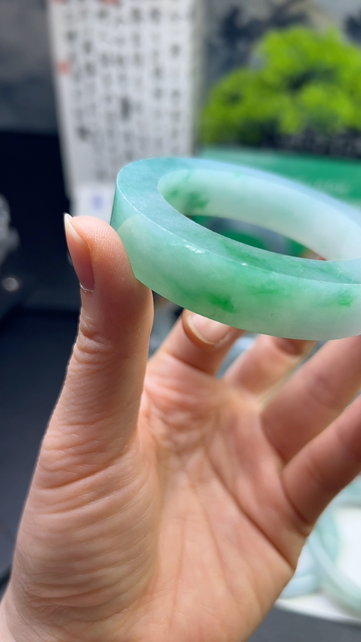 甄选高端翡翠精品手镯