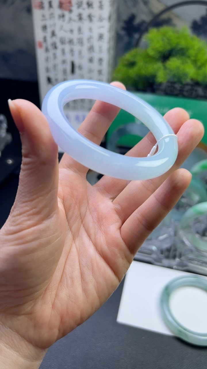 甄选高端翡翠精品手镯