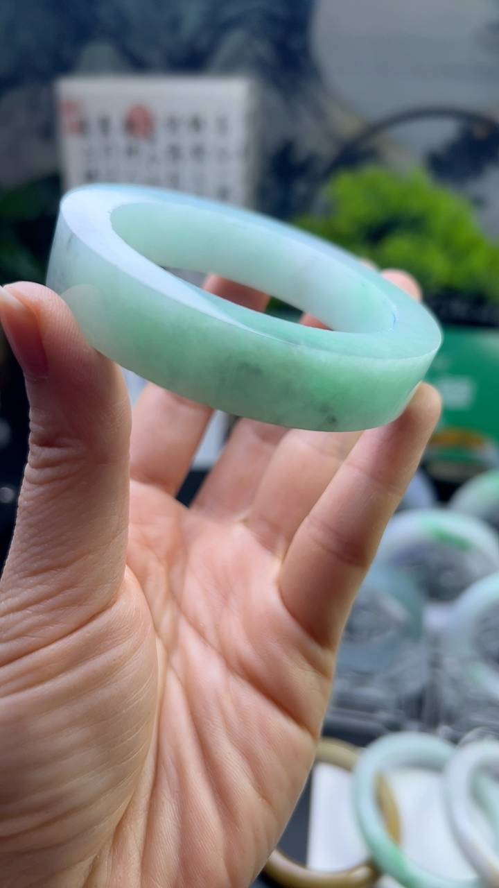 甄选高端翡翠精品手镯