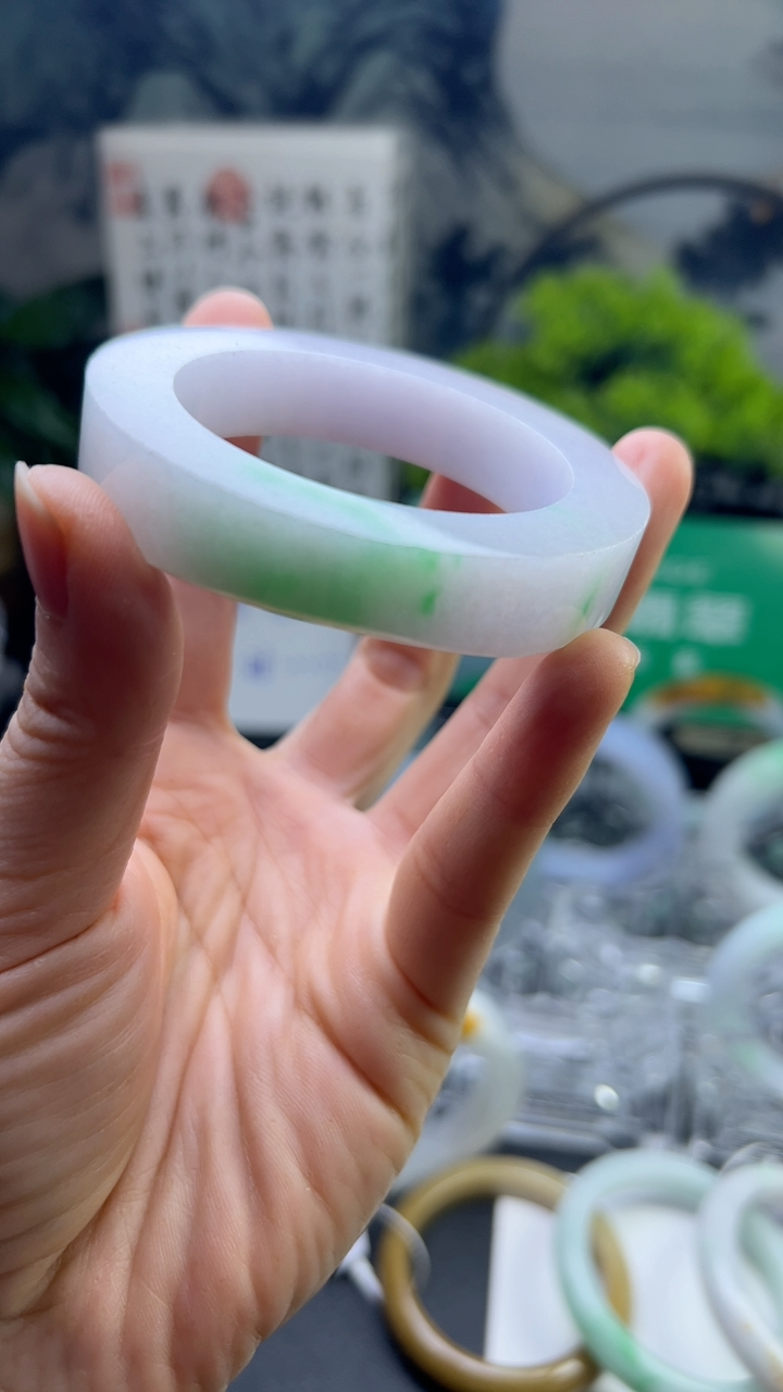 甄选高端翡翠精品手镯