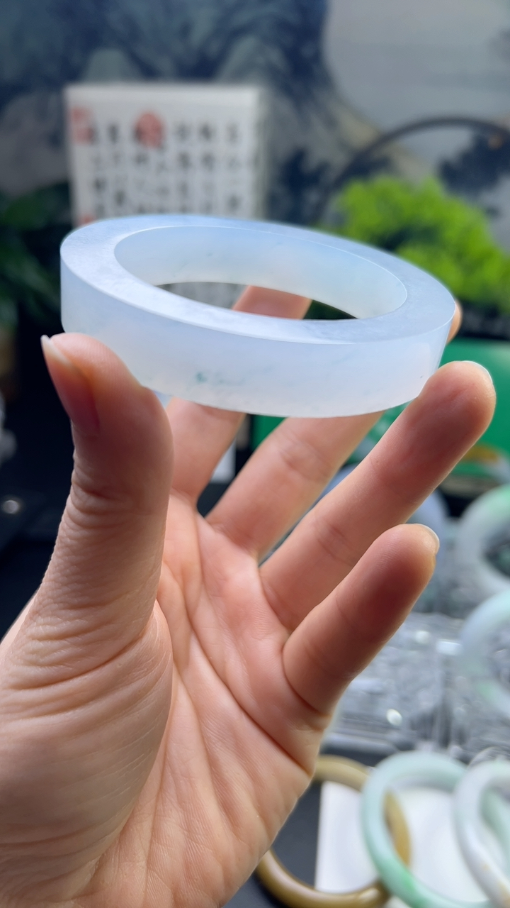 甄选高端翡翠精品手镯