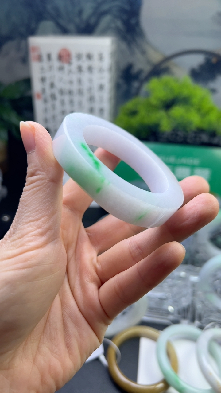 甄选高端翡翠精品手镯