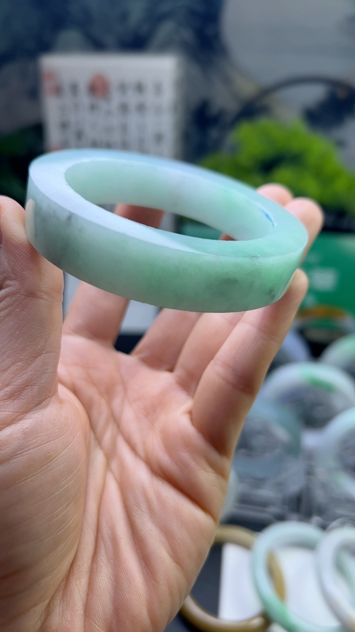 甄选高端翡翠精品手镯