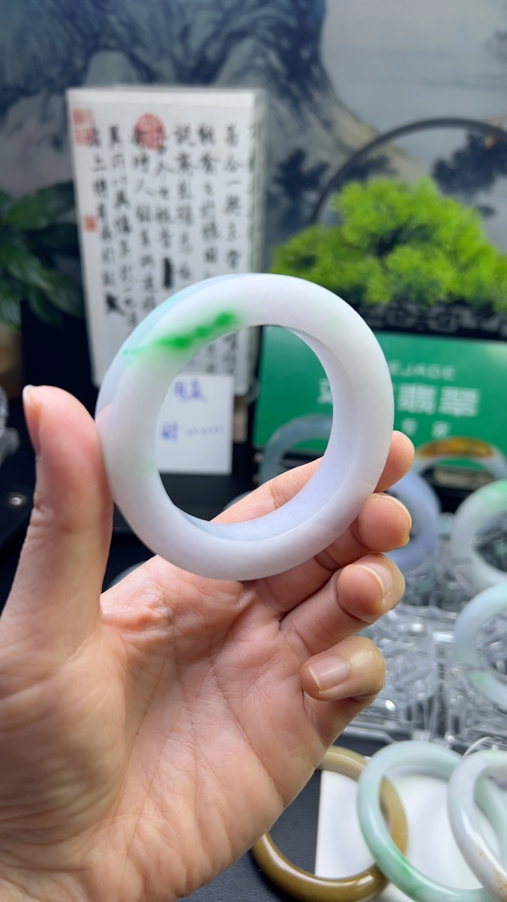 甄选高端翡翠精品手镯