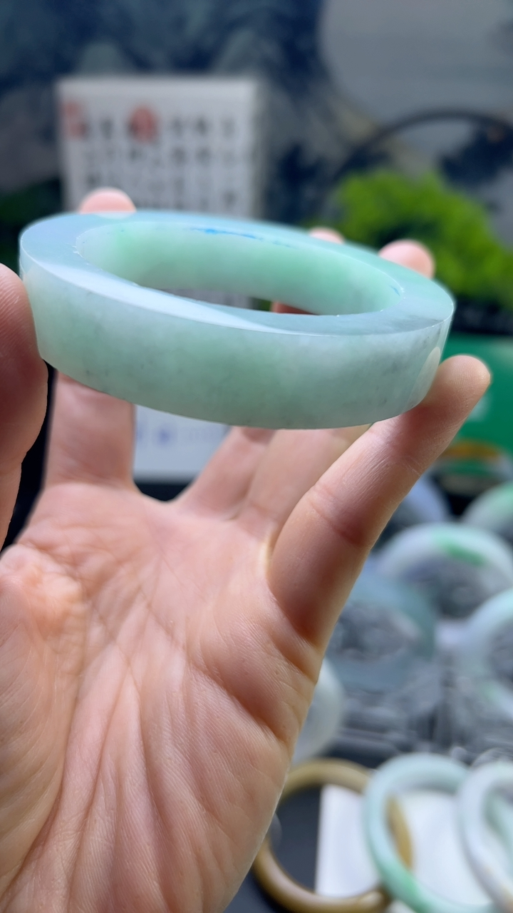 甄选高端翡翠精品手镯