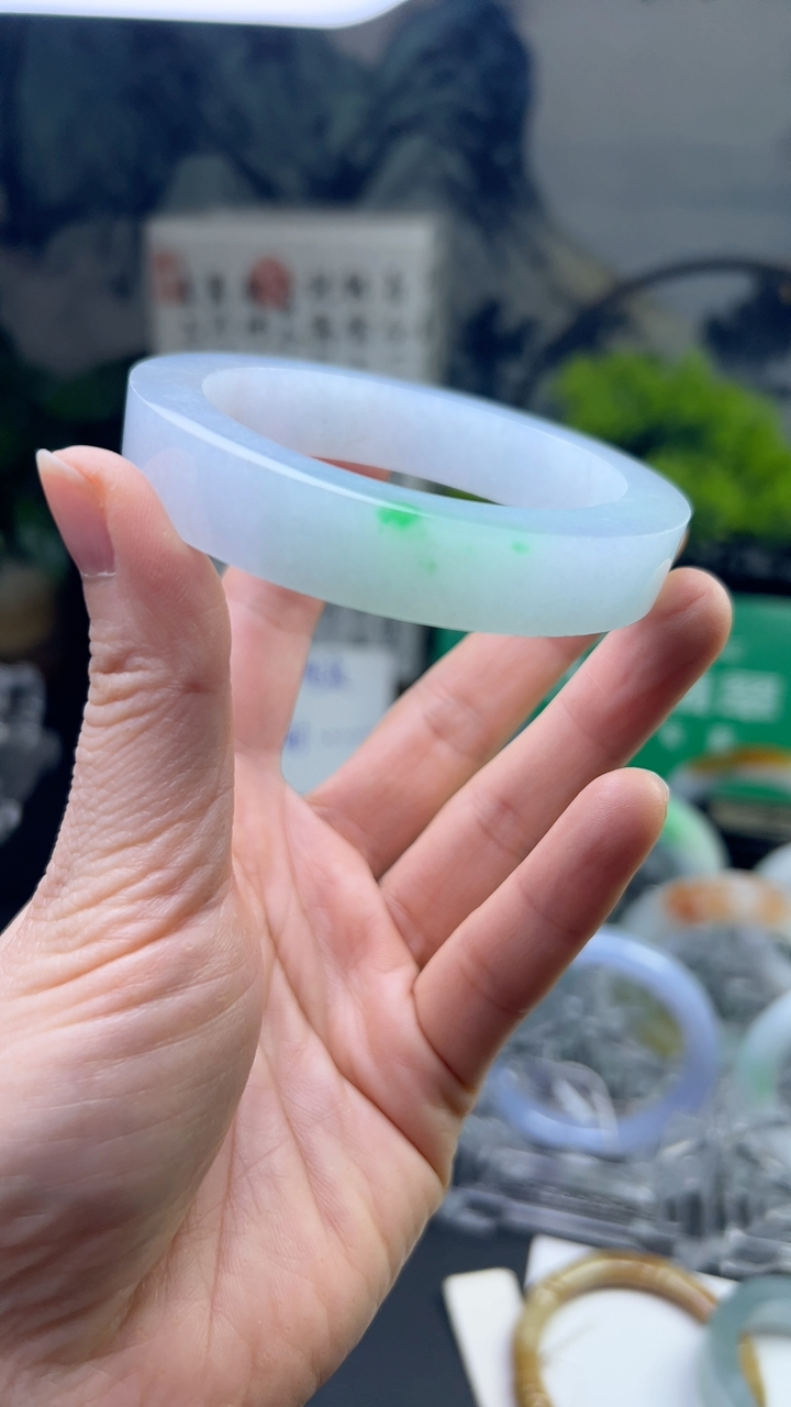 甄选高端翡翠精品手镯