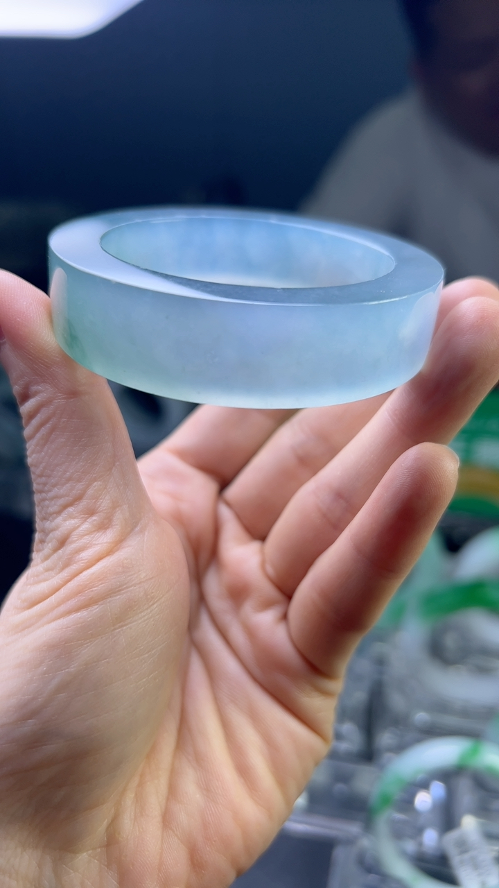 甄选高端翡翠精品手镯