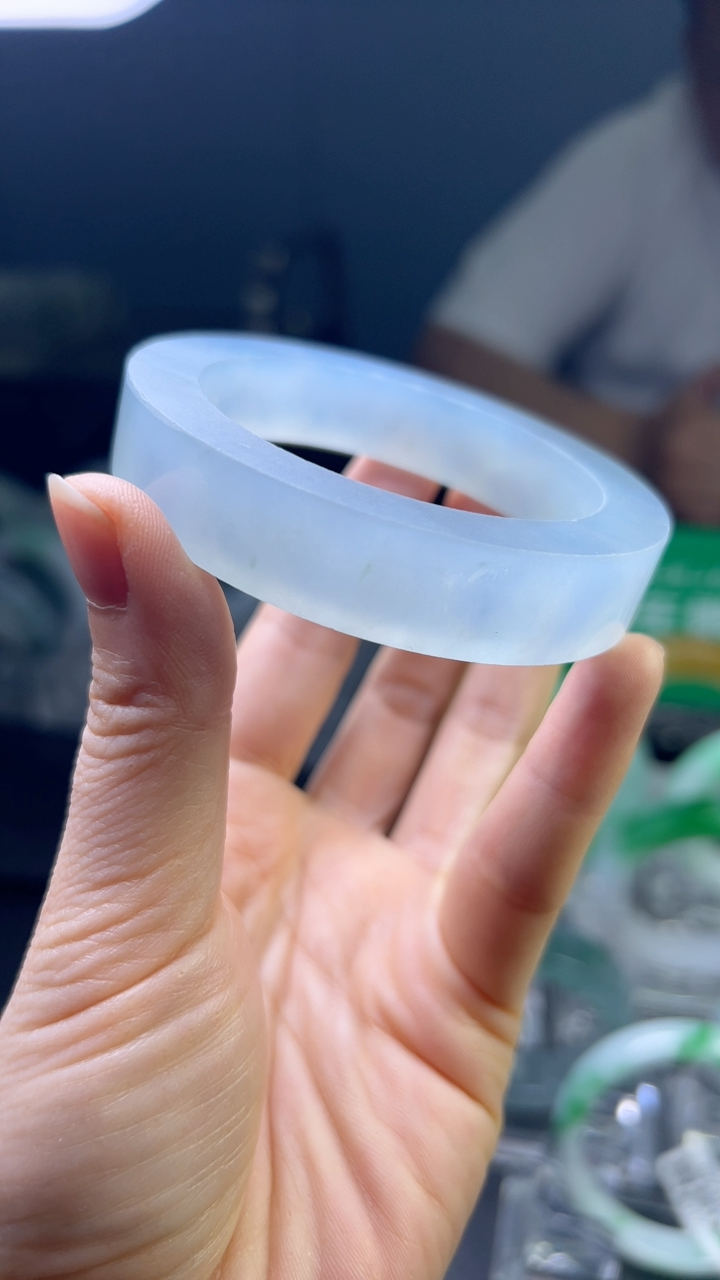 甄选高端翡翠精品手镯