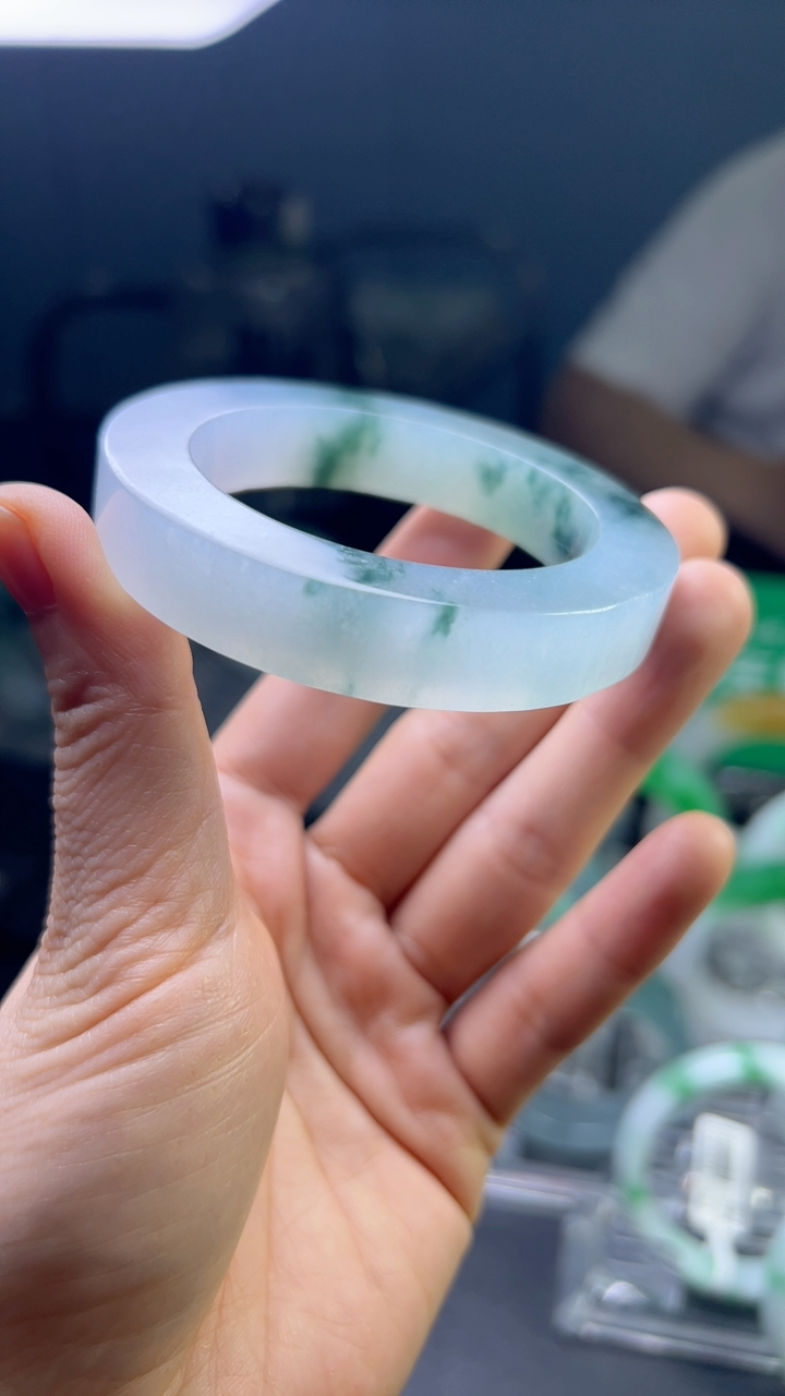 甄选高端翡翠精品手镯