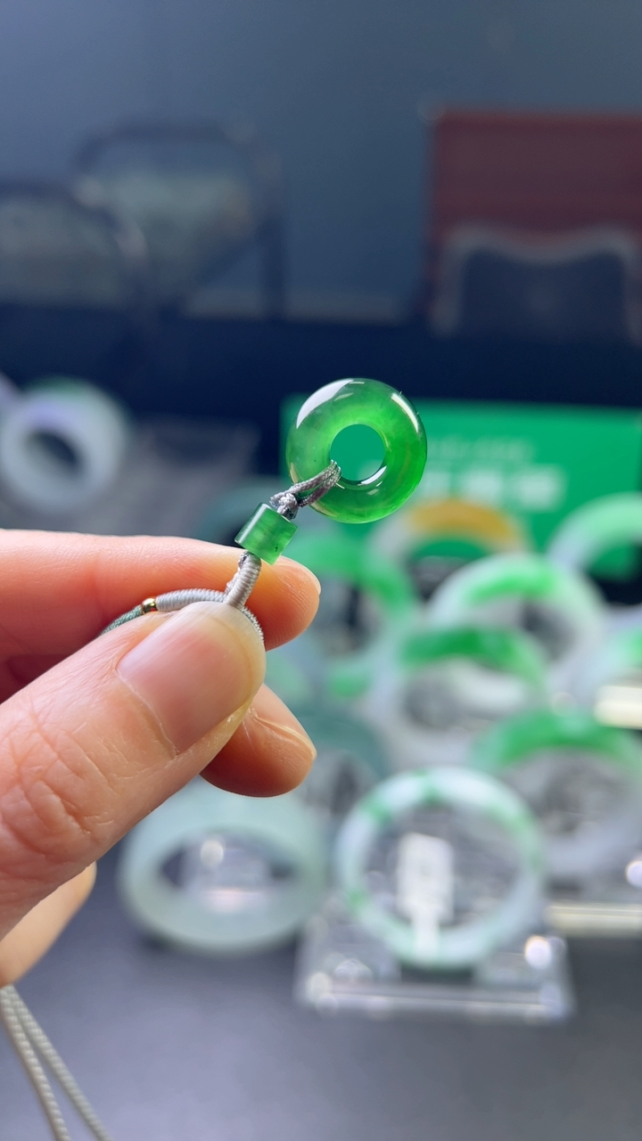 甄选高端翡翠精品挂件