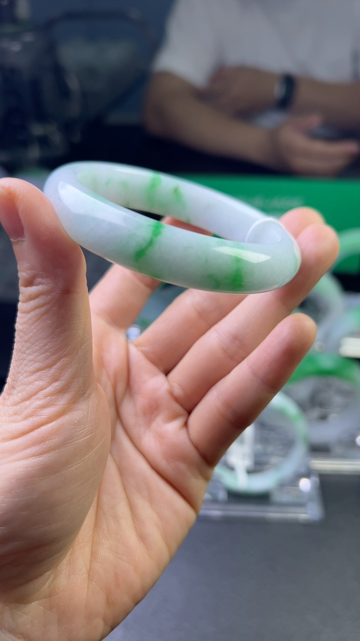 甄选高端翡翠精品手镯