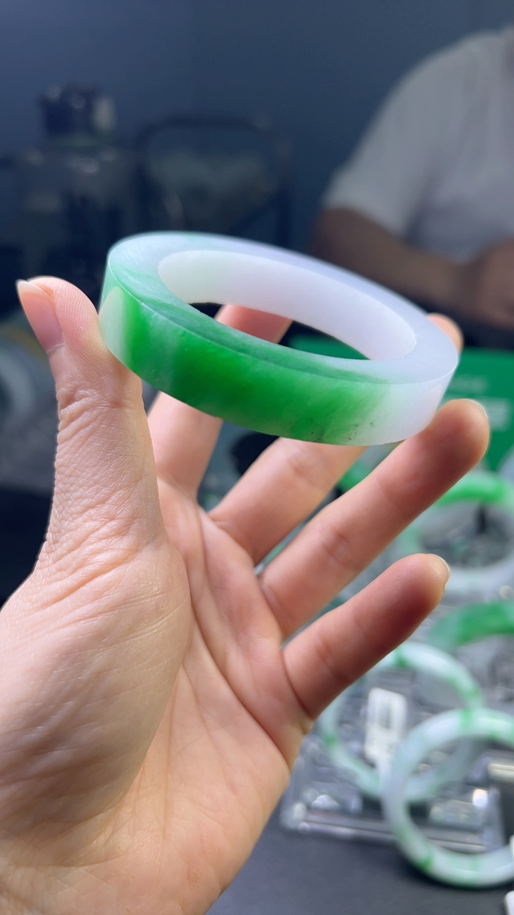 甄选高端翡翠精品手镯