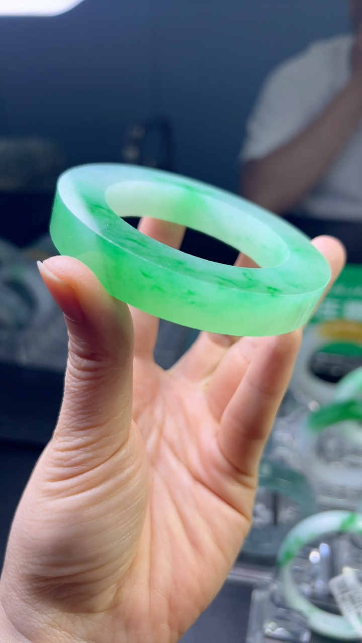 甄选高端翡翠精品手镯