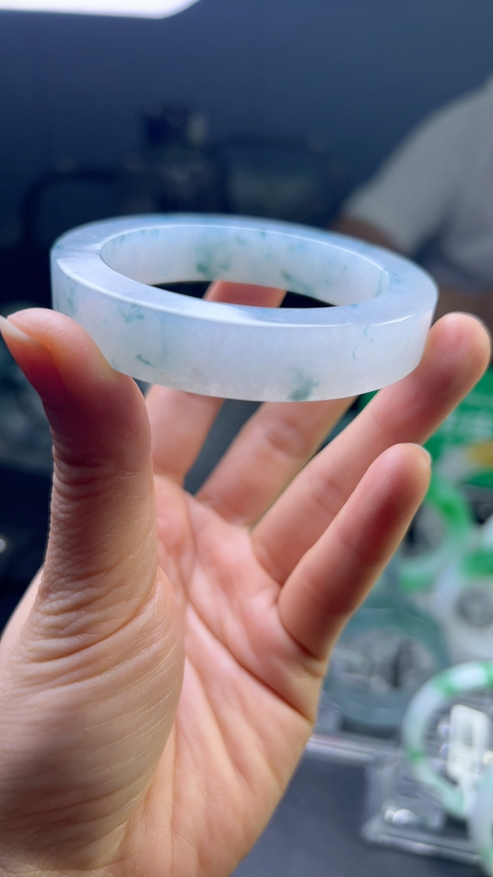 甄选高端翡翠精品手镯