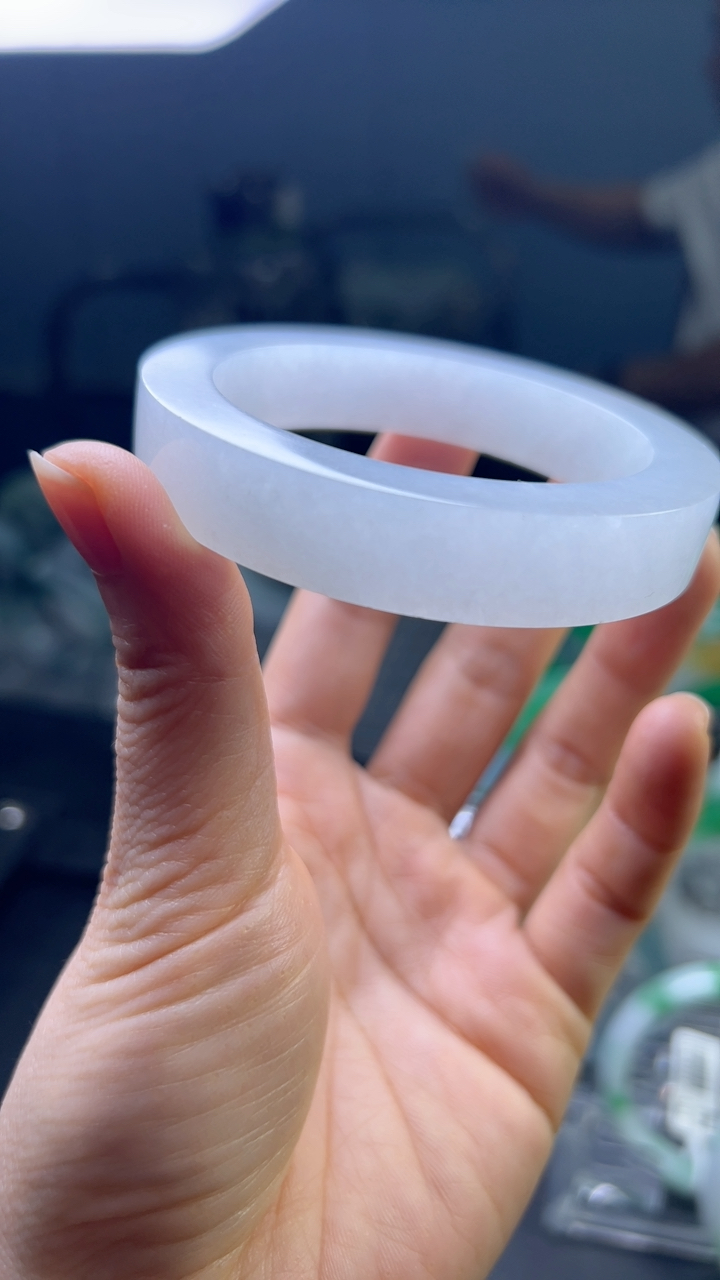 甄选高端翡翠精品手镯