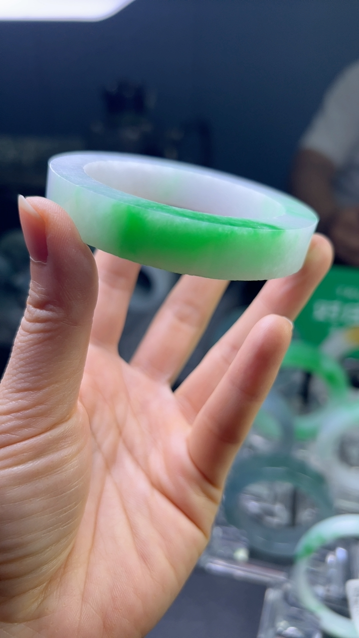 甄选高端翡翠精品手镯