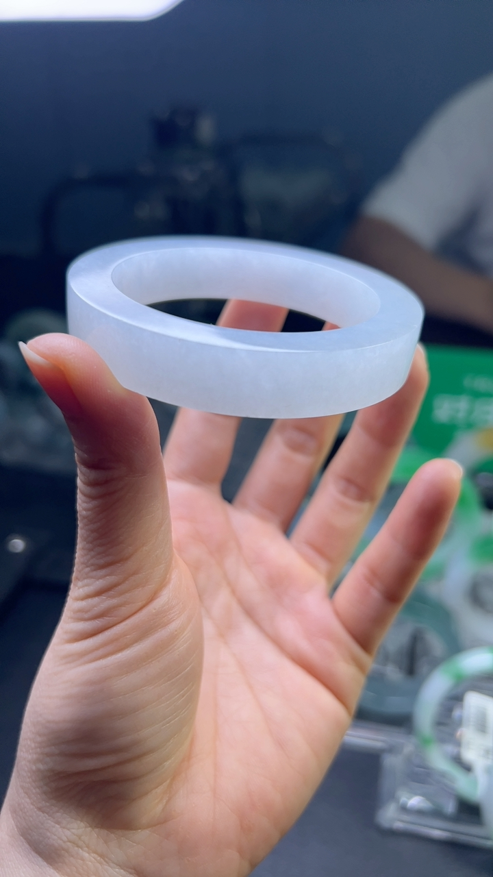 甄选高端翡翠精品手镯