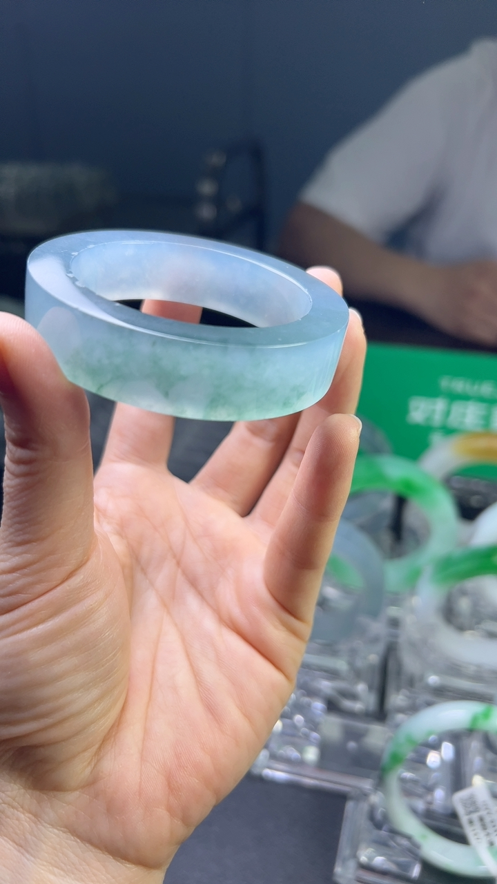 甄选高端翡翠精品手镯
