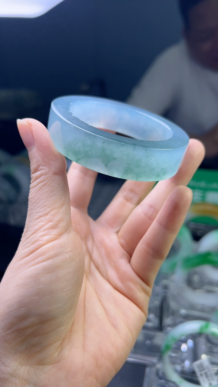 甄选高端翡翠精品手镯