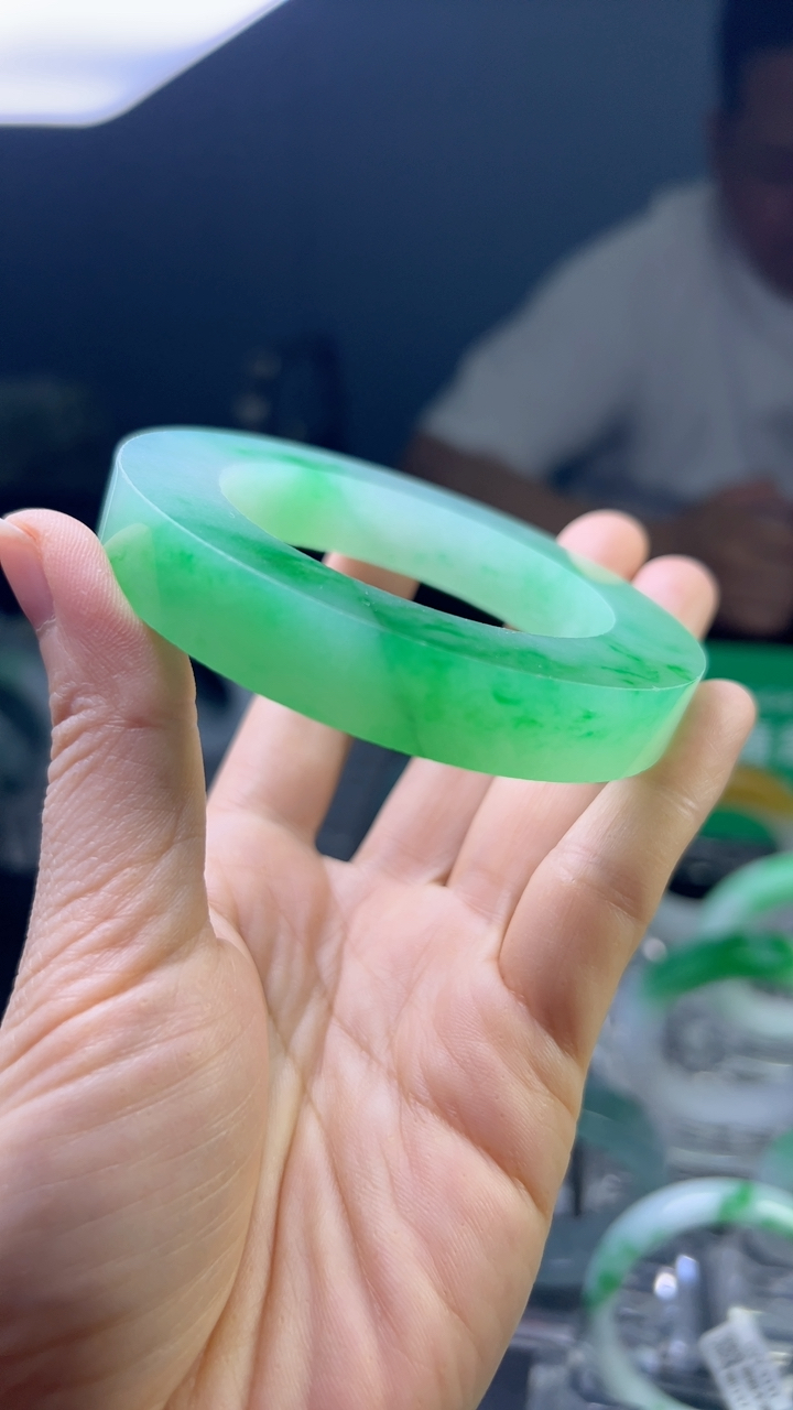 甄选高端翡翠精品手镯