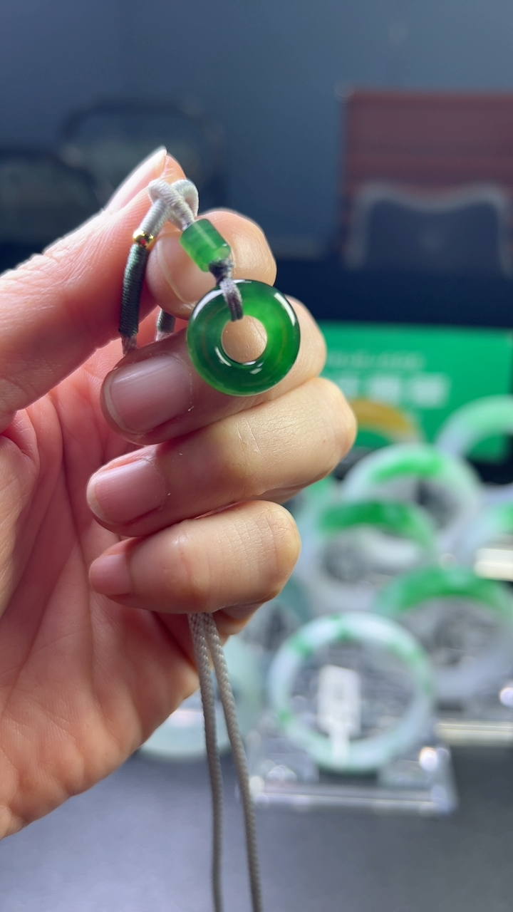 甄选高端翡翠精品挂件