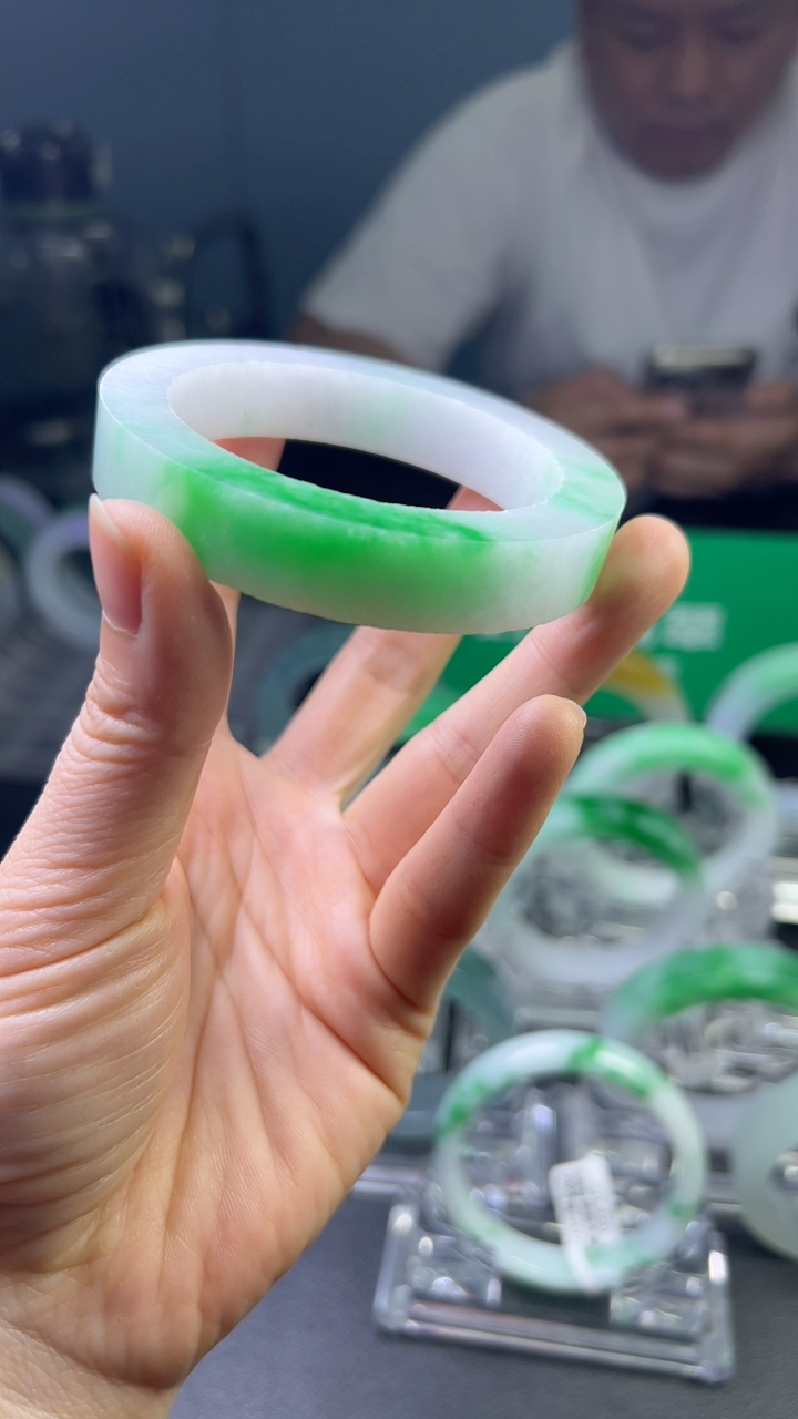 甄选高端翡翠精品手镯