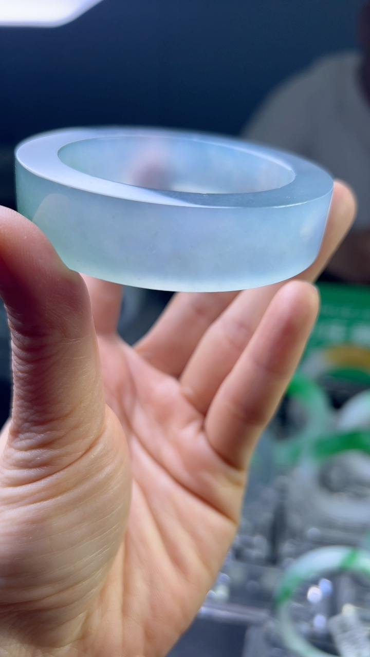 甄选高端翡翠精品手镯