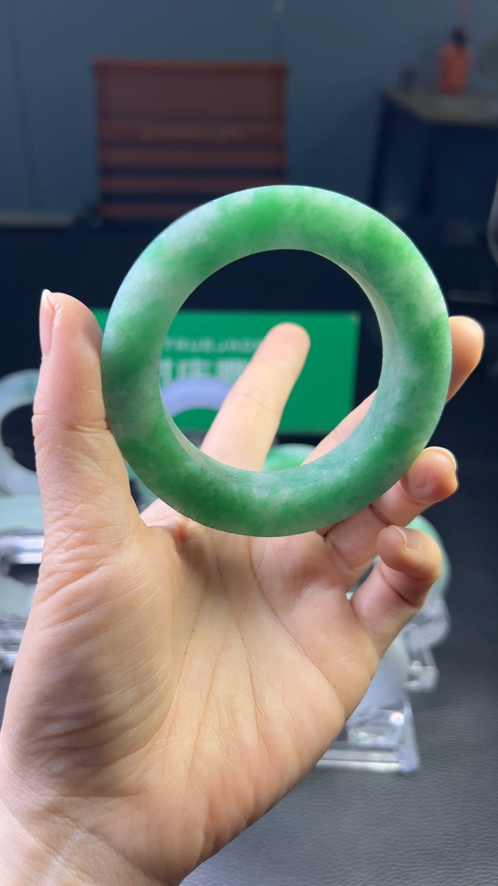 甄选高端翡翠精品手镯