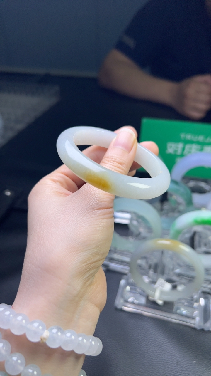 冰糯种淡黄色手镯