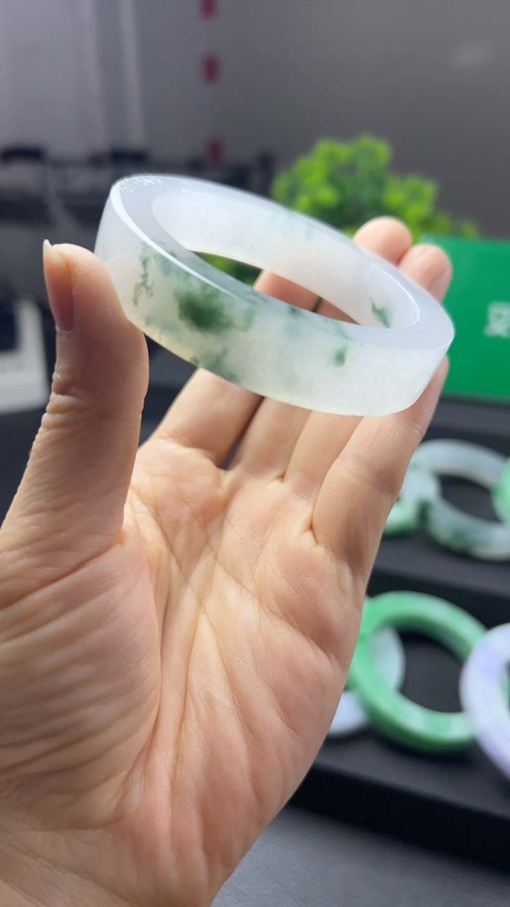 甄选高端翡翠精品手镯