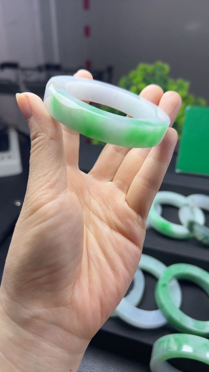 甄选高端翡翠精品手镯